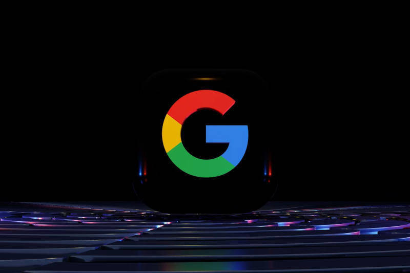 Логотип Google на фоне тёмной сцены с подсветкой