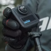 Камера GoPro MAX2 360 в руке всепогодная