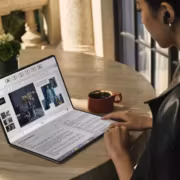 женщина использует ноутбук с Huawei MateX2 на столе