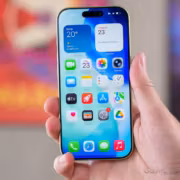 iPhone 14 Pro с приложениями на экране