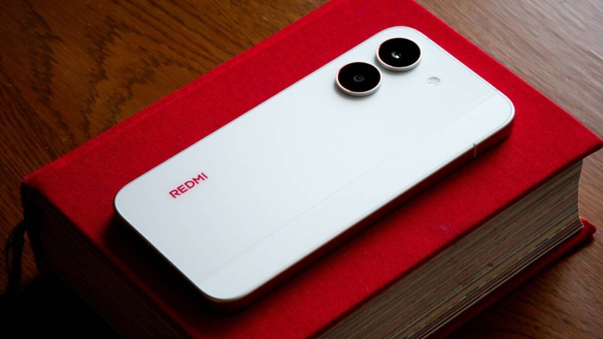 Белый смартфон Redmi Turbo 5 на книжной обложке