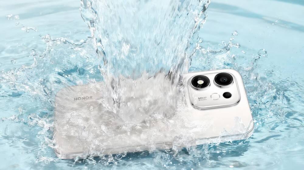 Водонепроницаемый смартфон Honor 600 Smart погружен в воду
