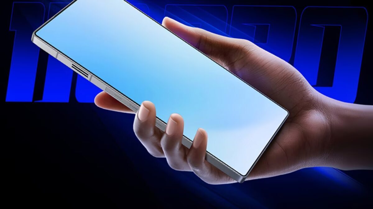 Смартфон Red Magic 11S Pro+ в руке