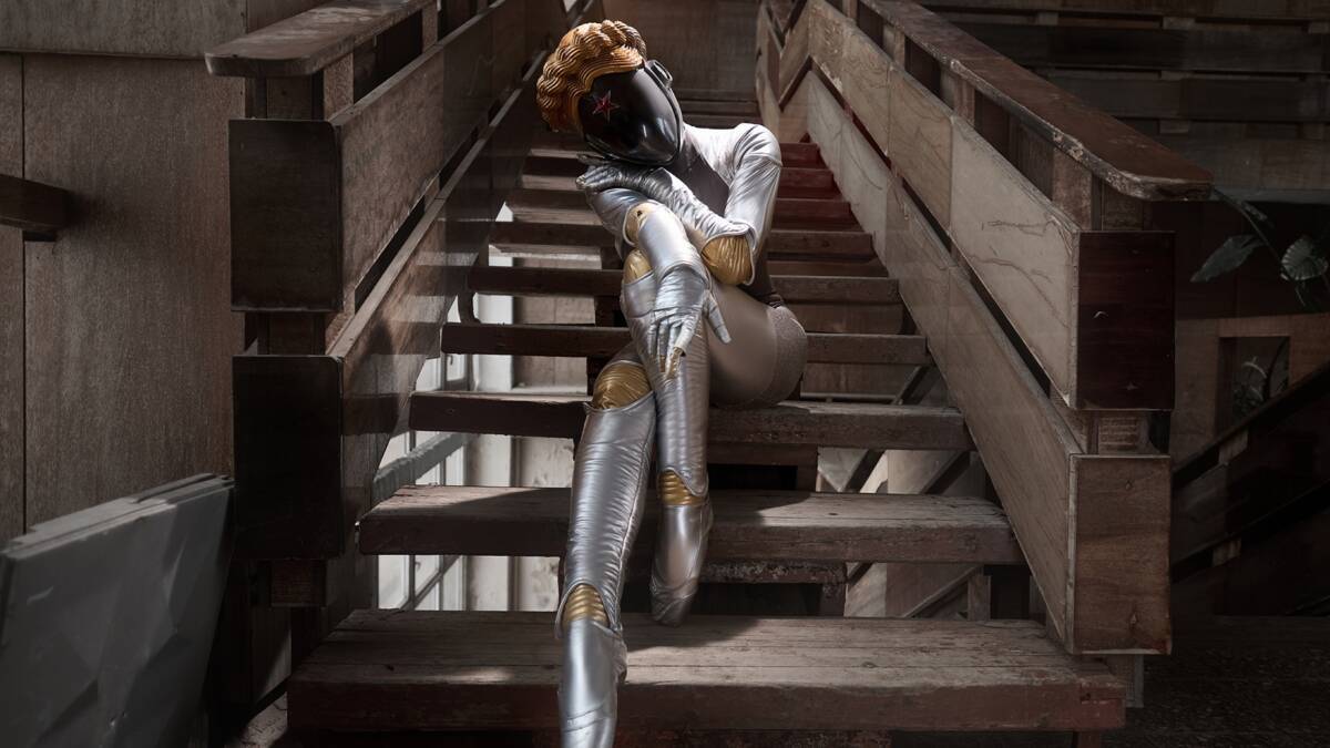 Косплей Lady Melamori в образе Atomic Heart сидит на деревянной лестнице