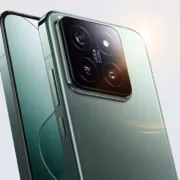 модель Xiaomi 14 с тремя камерами на задней панели