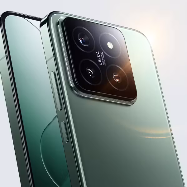 модель Xiaomi 14 с тремя камерами на задней панели