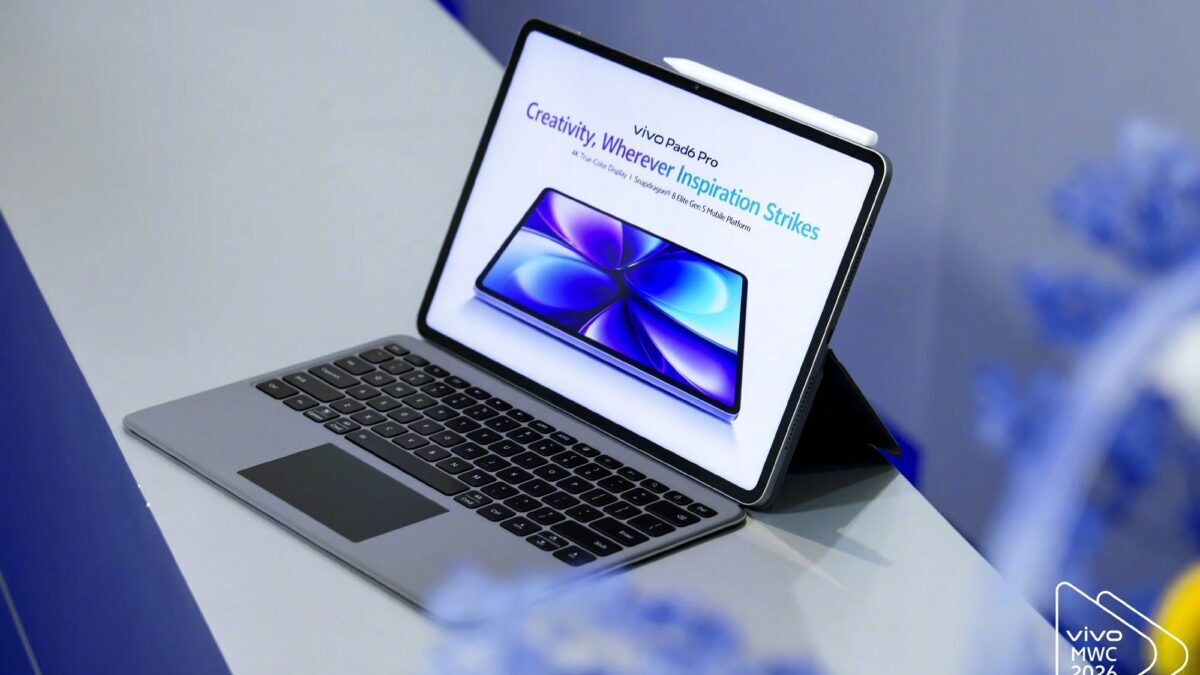 Планшет Vivo Pad 5 в компьютерной стойке