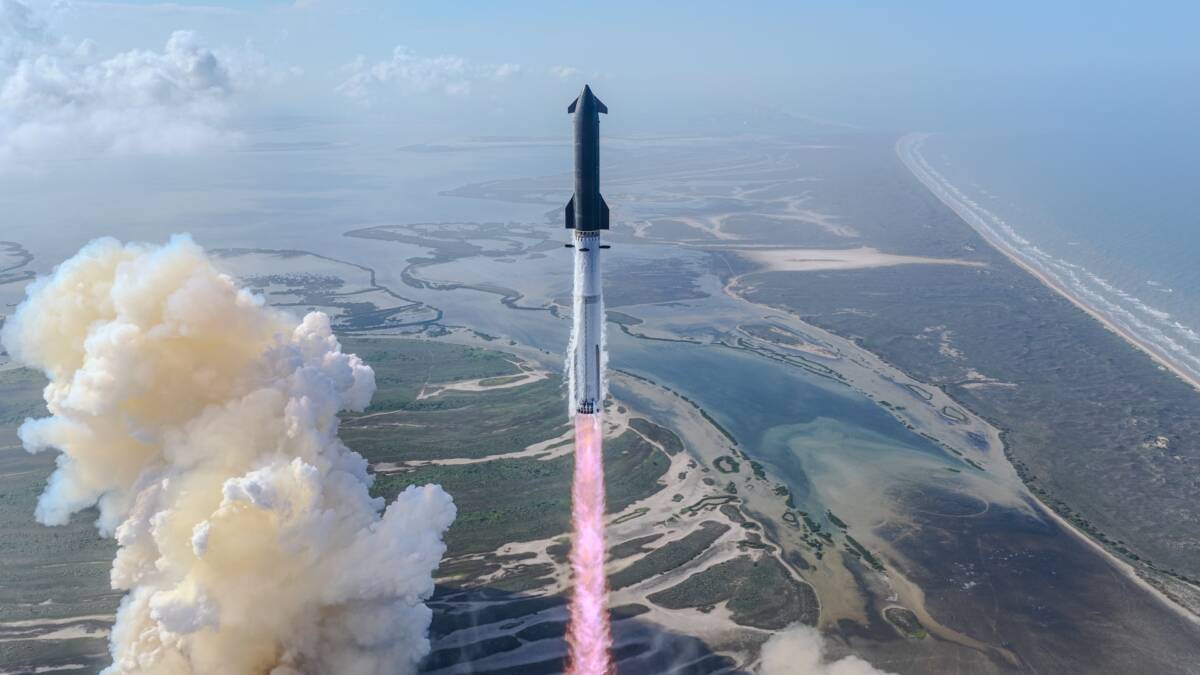 Ракета SpaceX Starship запускается над дельтой рек с облаками
