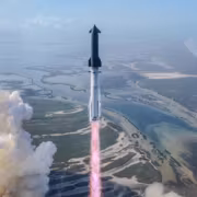 Ракета SpaceX Starship запускается над дельтой рек с облаками