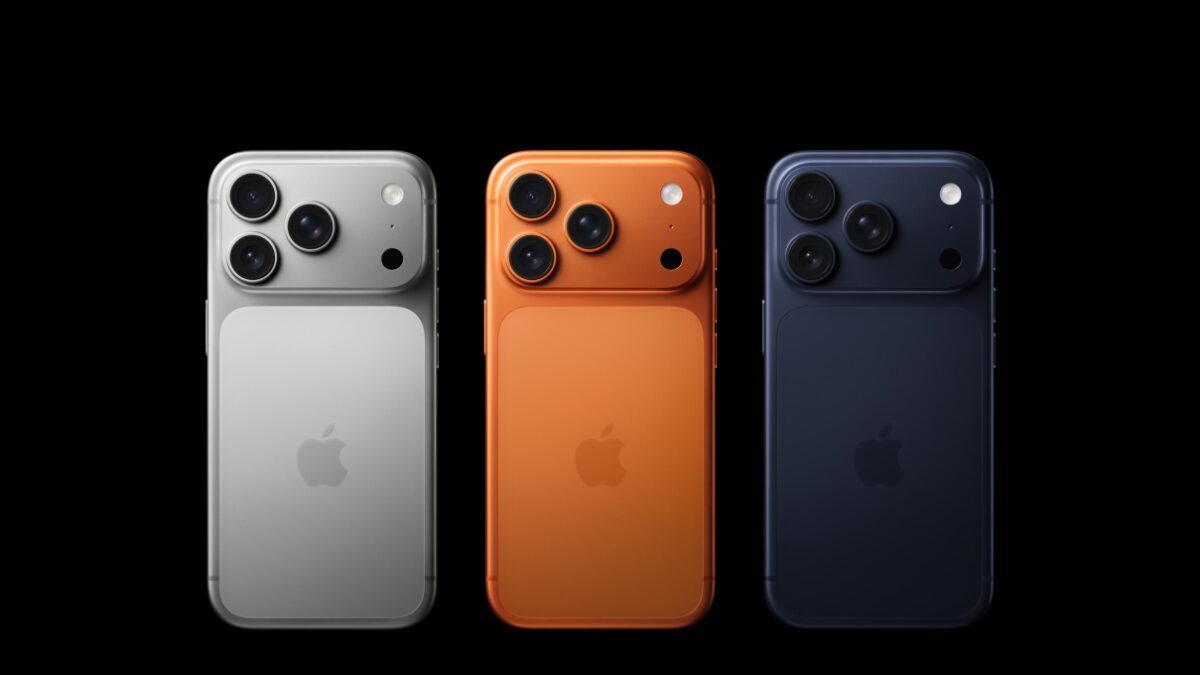 Три स्मार्टфона iPhone 13 Pro в разных цветах на черном фоне