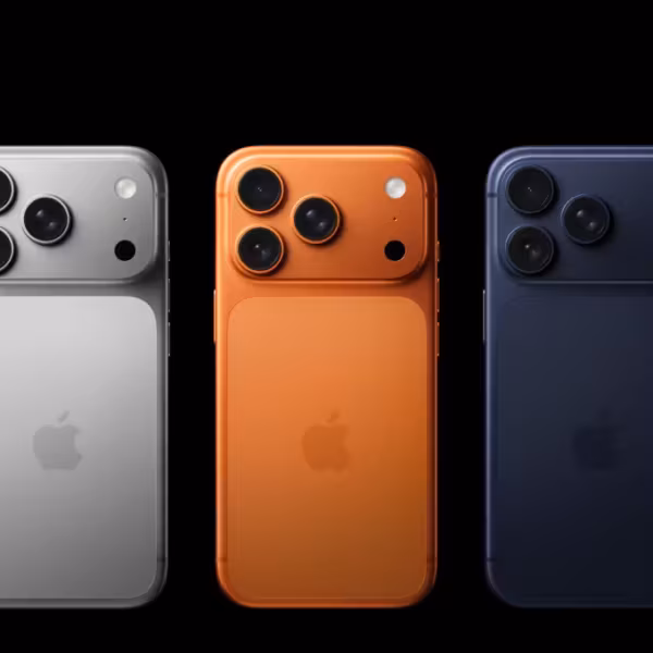 Три स्मार्टфона iPhone 13 Pro в разных цветах на черном фоне