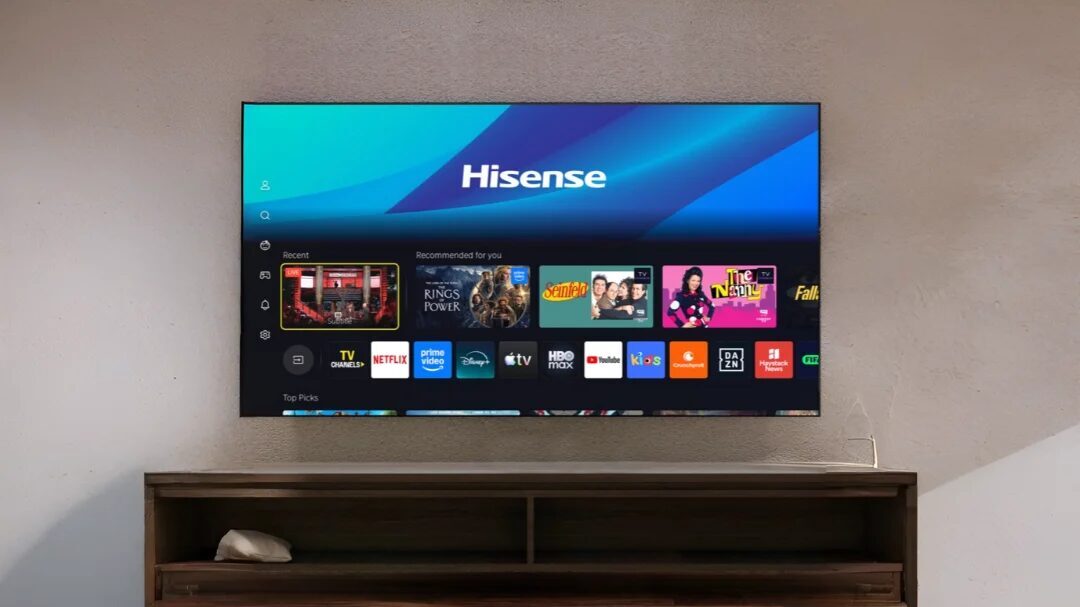 Смарт TV Hisense U7SE на стене