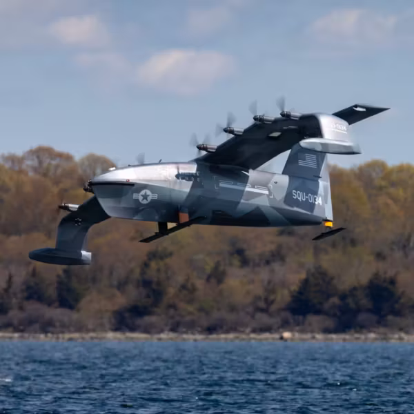 морской дрон Squire летит над водой