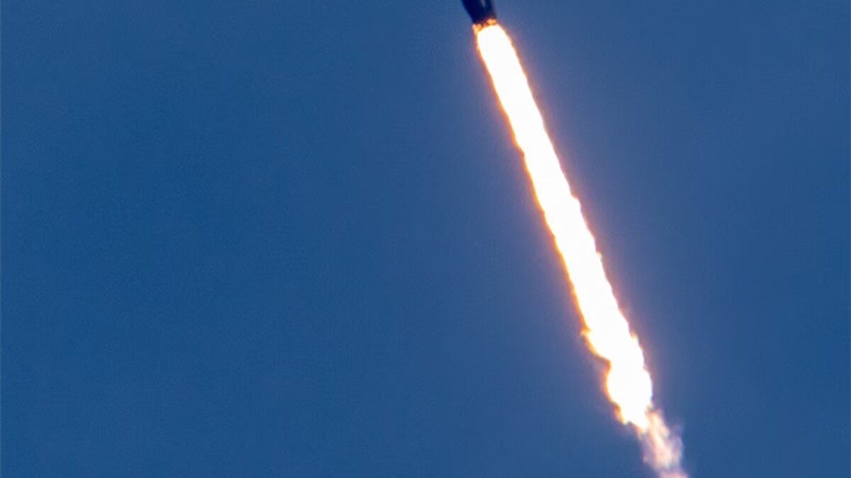 Старт ракеты Falcon 9 SpaceX с несущими спутниками Starlink