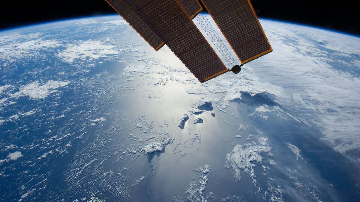 Космический спутник и земная поверхность в космосе