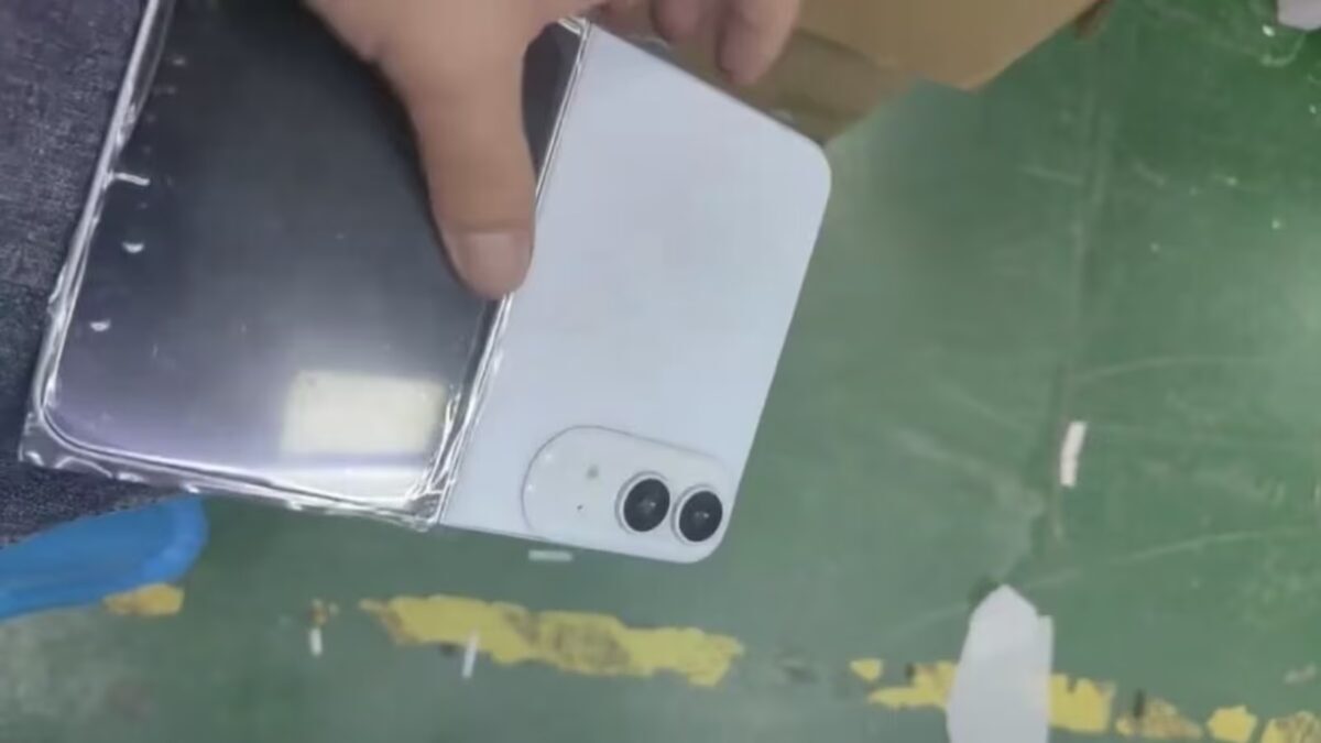 Модель складного iPhone с двумя камерами и экраном