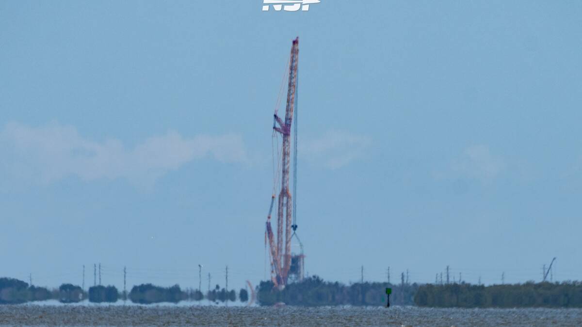Башня Melkizilla SpaceX на мысе Канаверал под небом