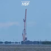 Башня Melkizilla SpaceX на мысе Канаверал под небом