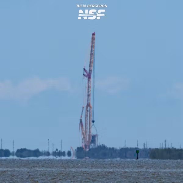 Башня Melkizilla SpaceX на мысе Канаверал под небом
