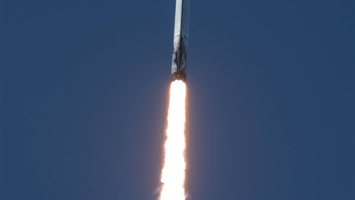 Ракета Falcon 9 в полёте с голубым небом