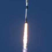 Ракета Falcon 9 в полёте с голубым небом