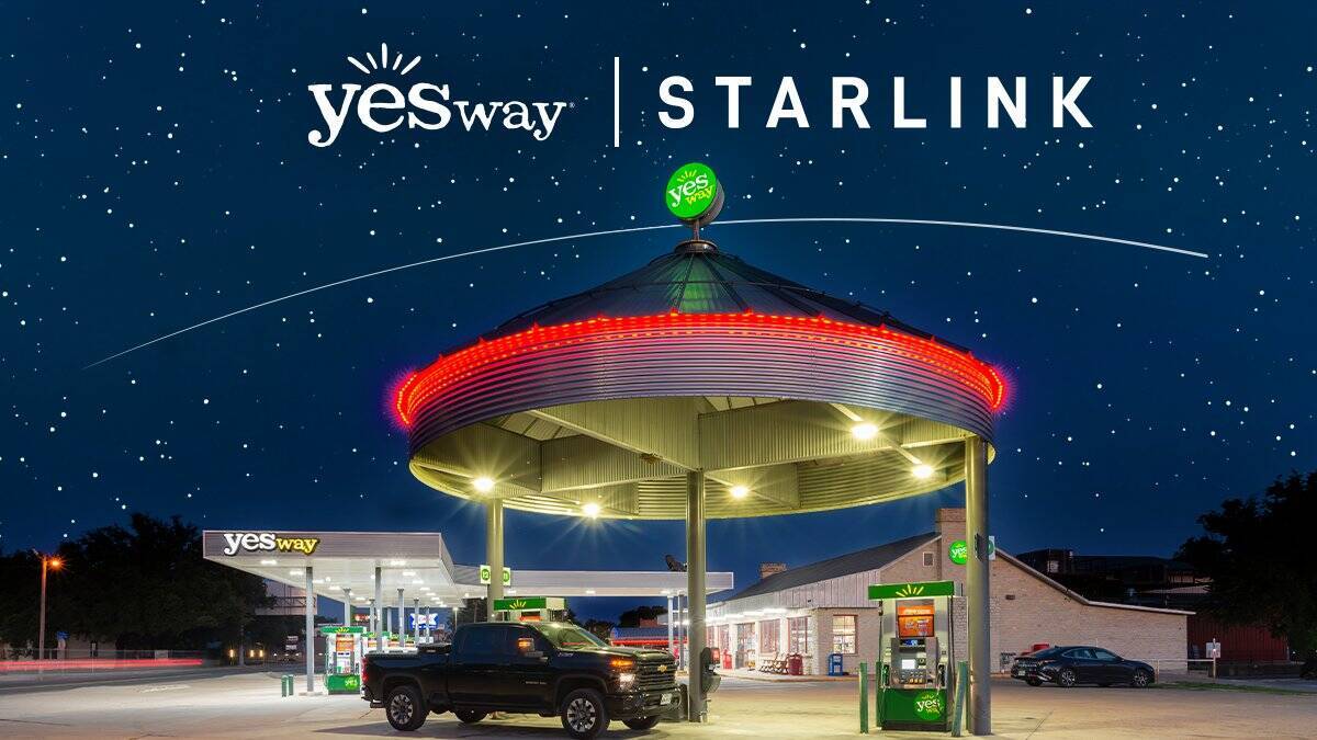 Заправка на станции Yesway с логотипом Starlink