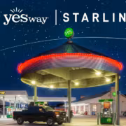 Заправка на станции Yesway с логотипом Starlink