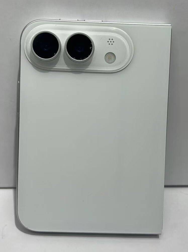 Задняя панель iPhone 15 с двумя камерами