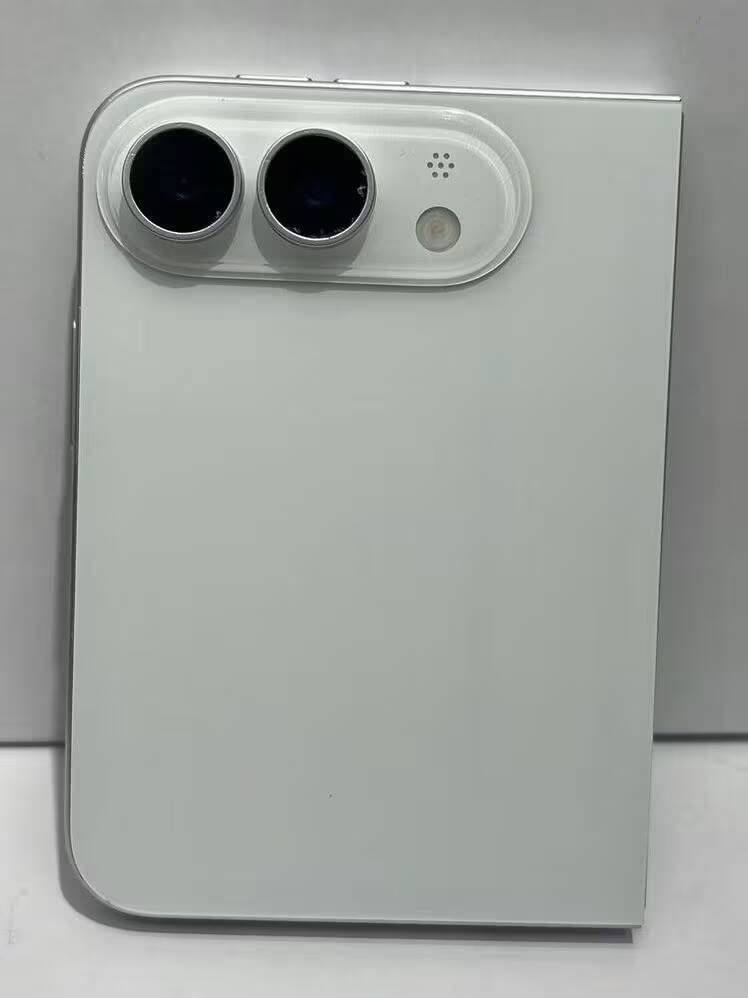 Задняя панель iPhone 15 с двумя камерами