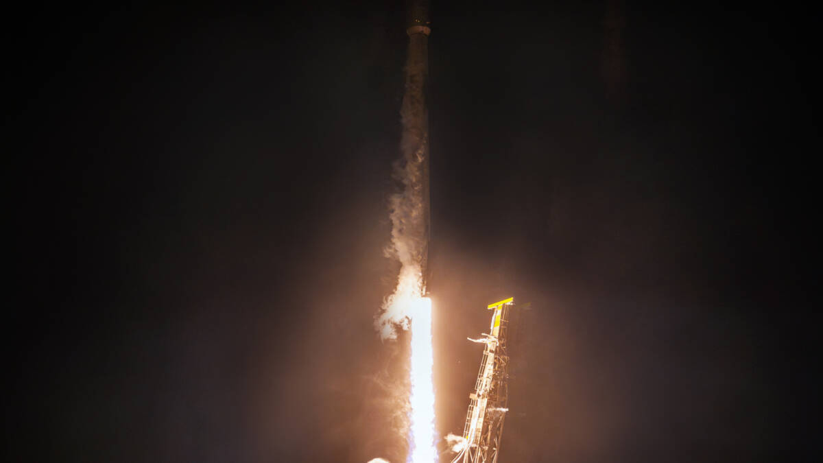 Ракета Falcon 9 SpaceX запускается в ночи