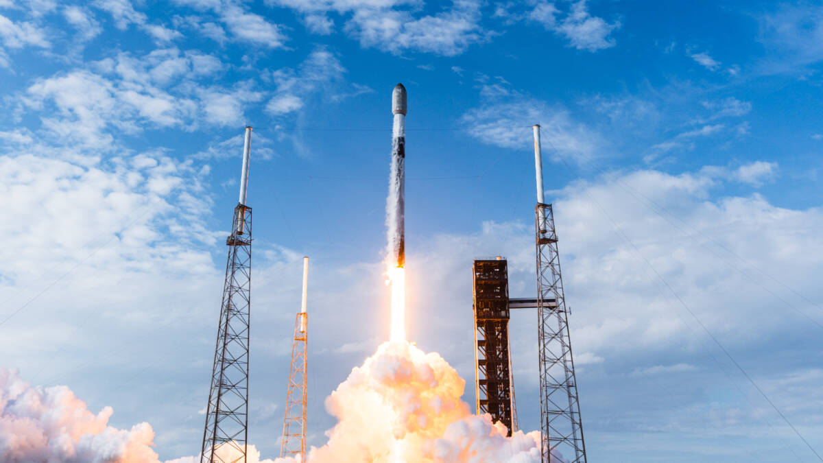 Ракета Falcon 9 SpaceX запускает спутники Starlink в небо