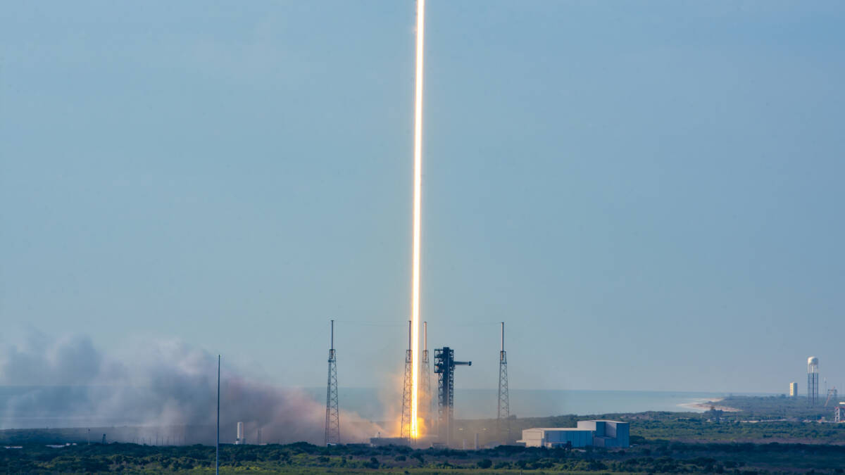 Запуск ракеты Falcon 9 спутников Starlink в небе