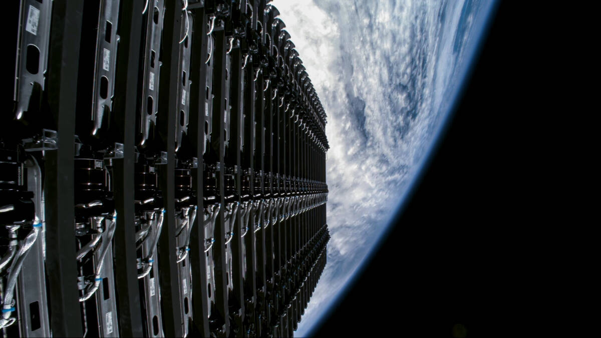 Массив спутников Starlink на орбите SpaceX Falcon 9