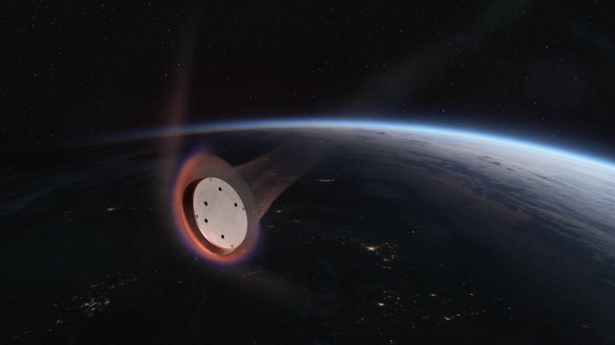 Грузовая капсула SpaceX Starfall в космосе на фоне Земли