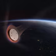 Грузовая капсула SpaceX Starfall в космосе на фоне Земли