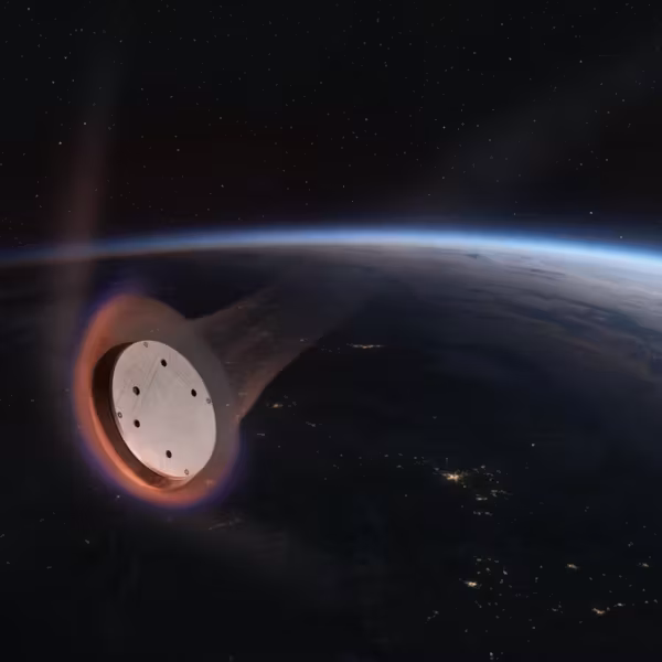 Грузовая капсула SpaceX Starfall в космосе на фоне Земли