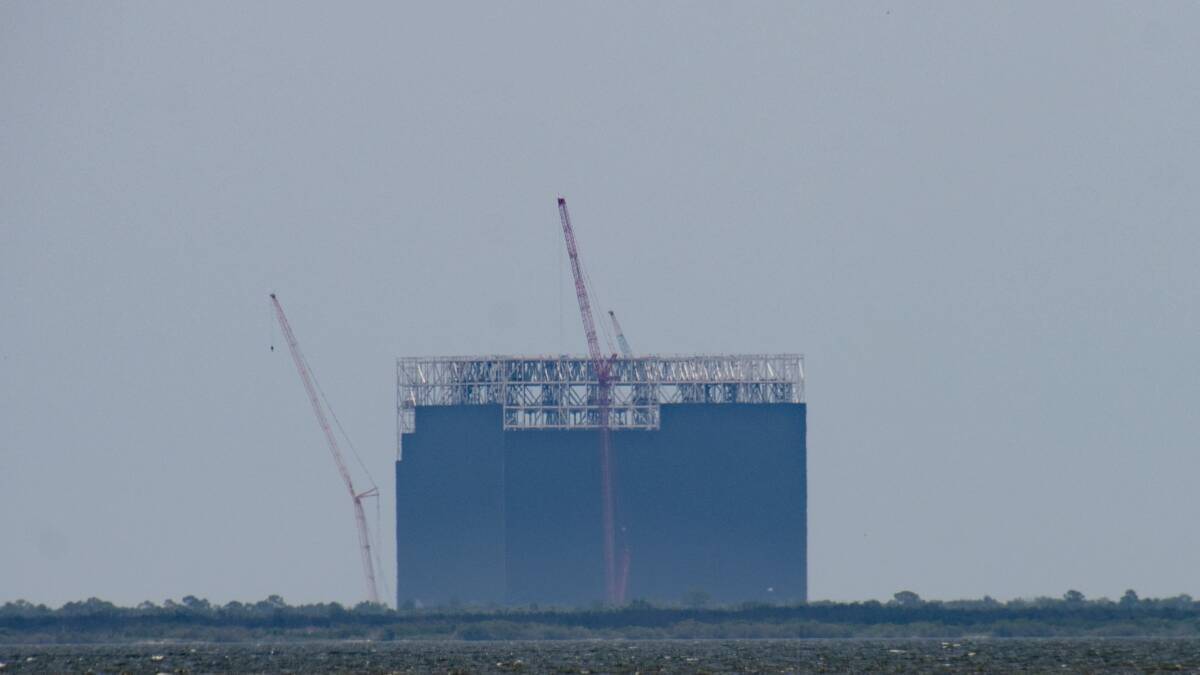 Строительная площадка SpaceX Gigabay во Флориде с башнями и конструкциями