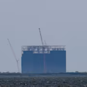 Строительная площадка SpaceX Gigabay во Флориде с башнями и конструкциями