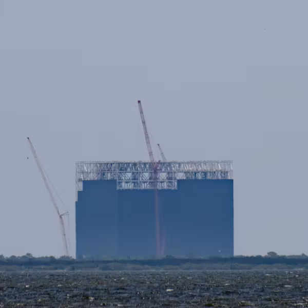 Строительная площадка SpaceX Gigabay во Флориде с башнями и конструкциями