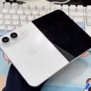 Складной смартфон iPhone Ultra макет