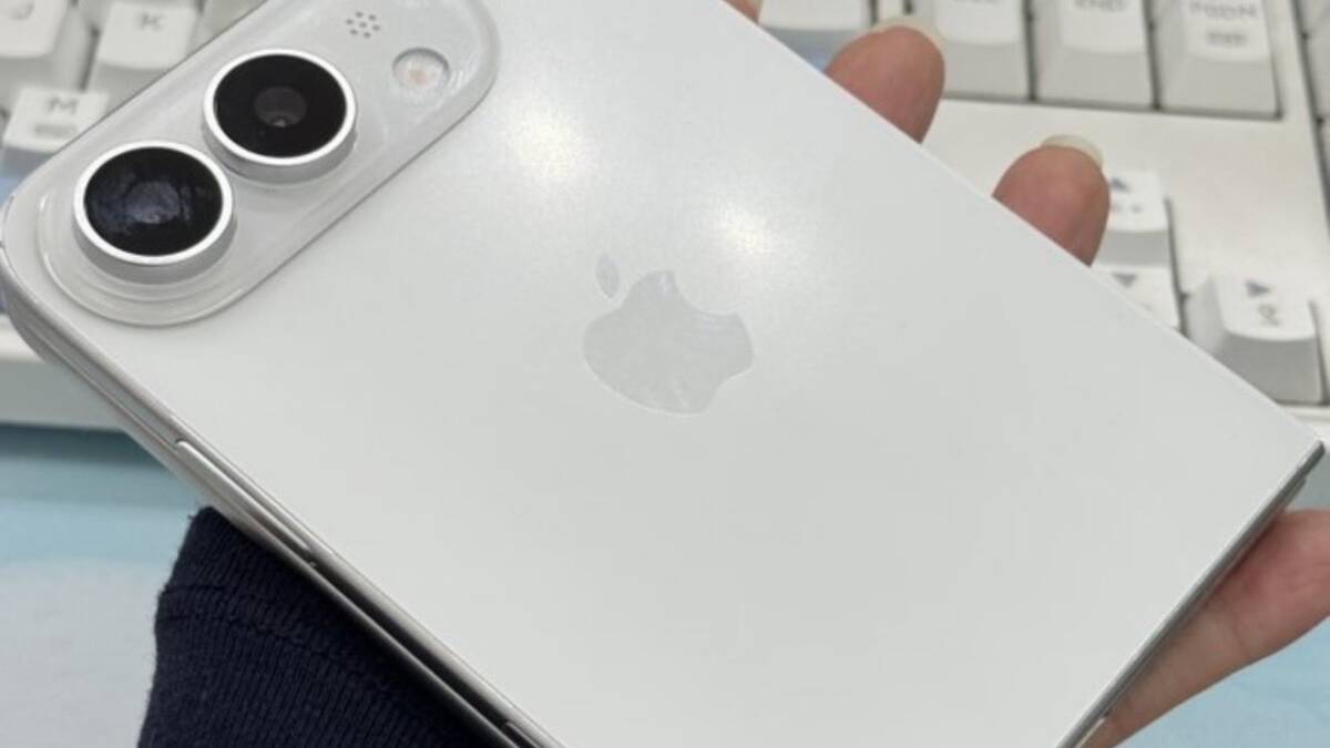 Белый iPhone Ultra с двойной камерой и логотипом Apple