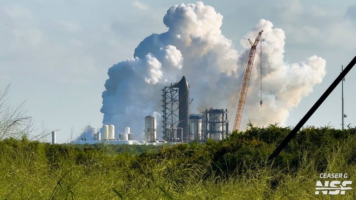 Кран и строение на фоне облачного неба SpaceX Starship Ship 40