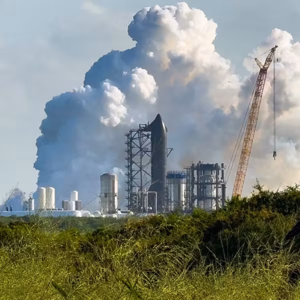 Кран и строение на фоне облачного неба SpaceX Starship Ship 40
