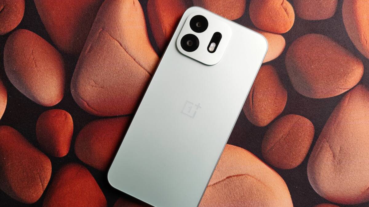 Смартфон OnePlus N6 на задней панели с двойной камерой и вспышкой