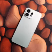 Смартфон OnePlus N6 на задней панели с двойной камерой и вспышкой