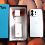 Коробка и комплектующие смартфона OnePlus N6