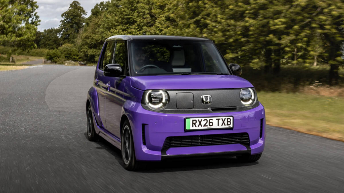 Электромобиль Honda Super-N на дороге в лесу