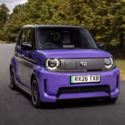 Электромобиль Honda Super-N на дороге в лесу