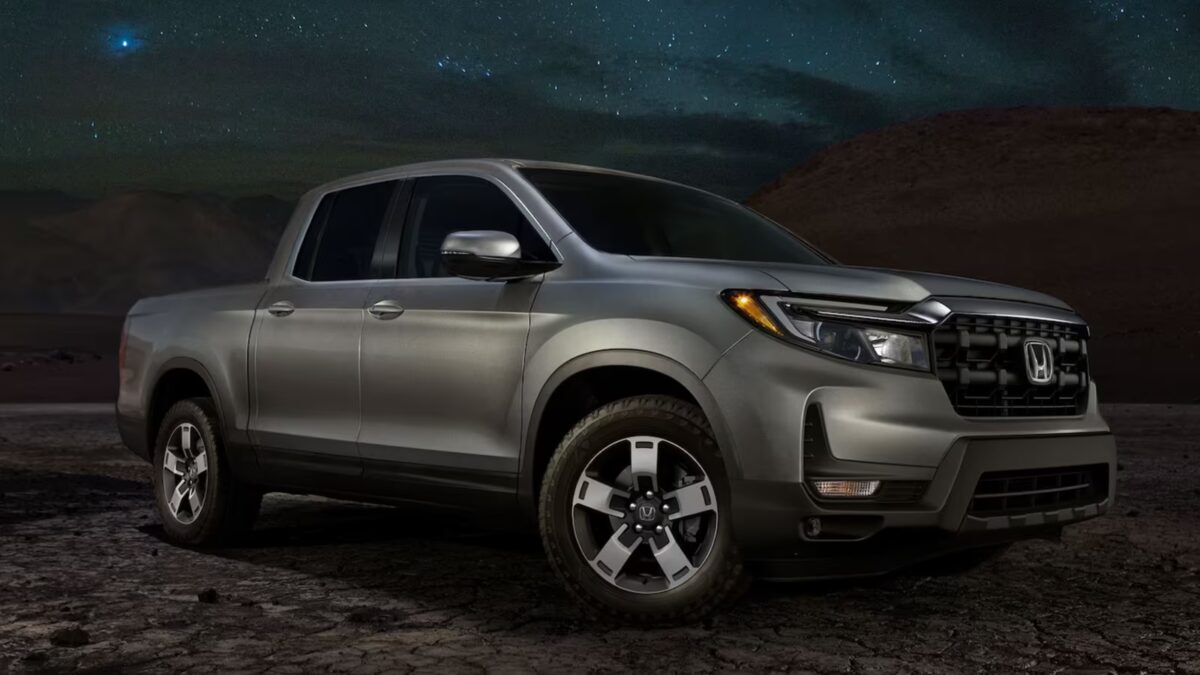 серый пикап Honda Ridgeline ночь в пустыне