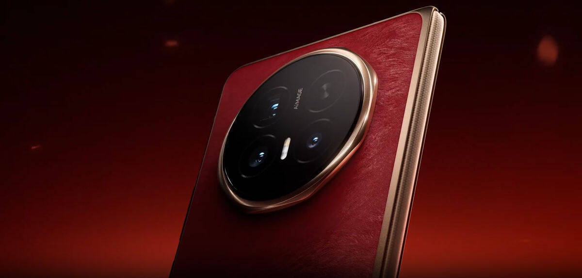 Складной смартфон HONOR Magic V6 крупным планом
